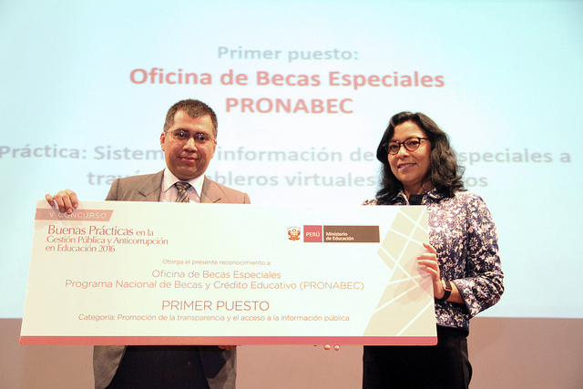 MINEDU premia a ganadores del V Concurso Nacional de Buenas Prácticas en Gestión Pública y Anticorrupción en Educación 2016